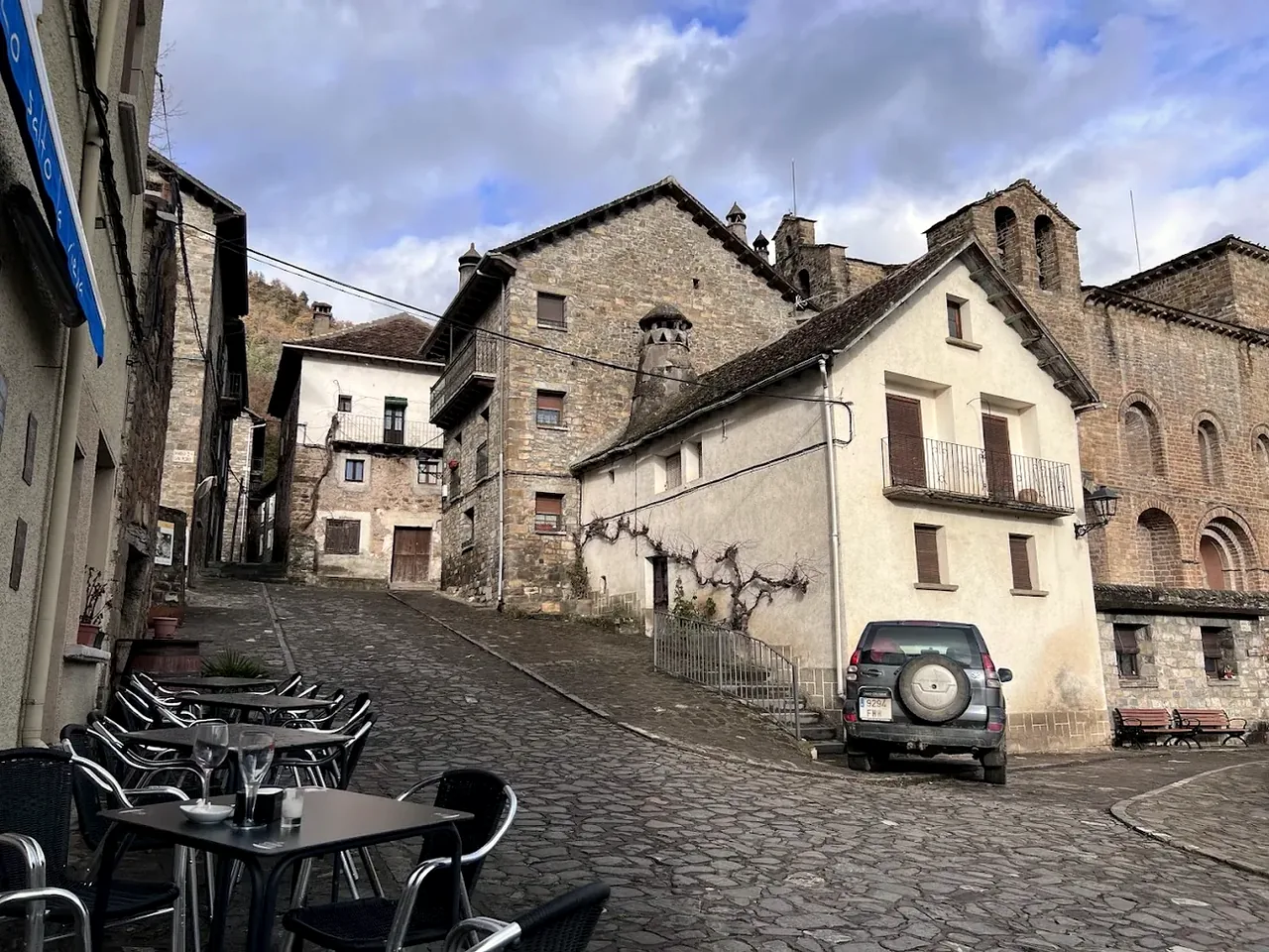 Calle de Siresa junto al monasterio