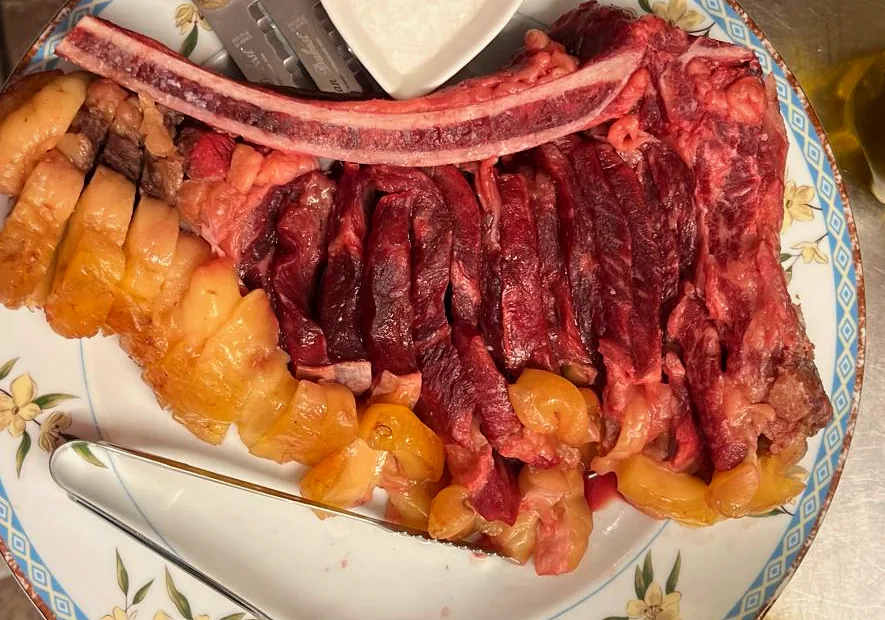 Chuletón de vaca veteado con maduración de 30/60 días, listo para la brasa