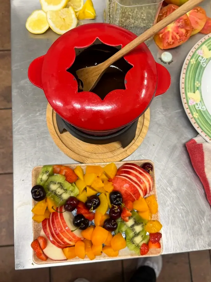 Fondue de chocolate con fruta fresca