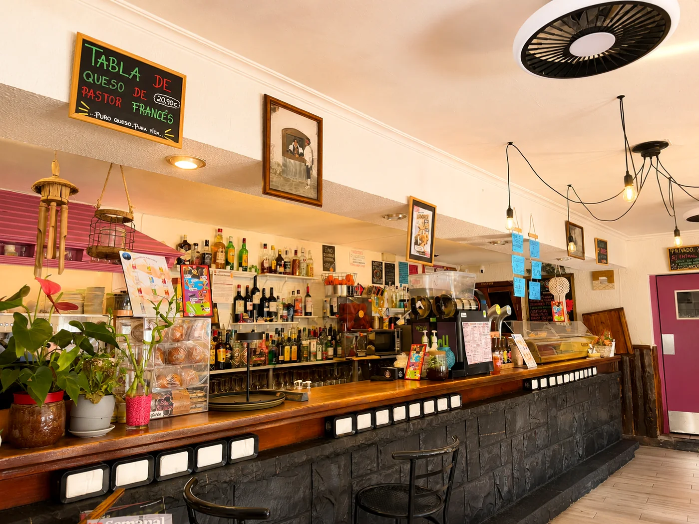 La barra de Lo Salto La Vieja con su decoración