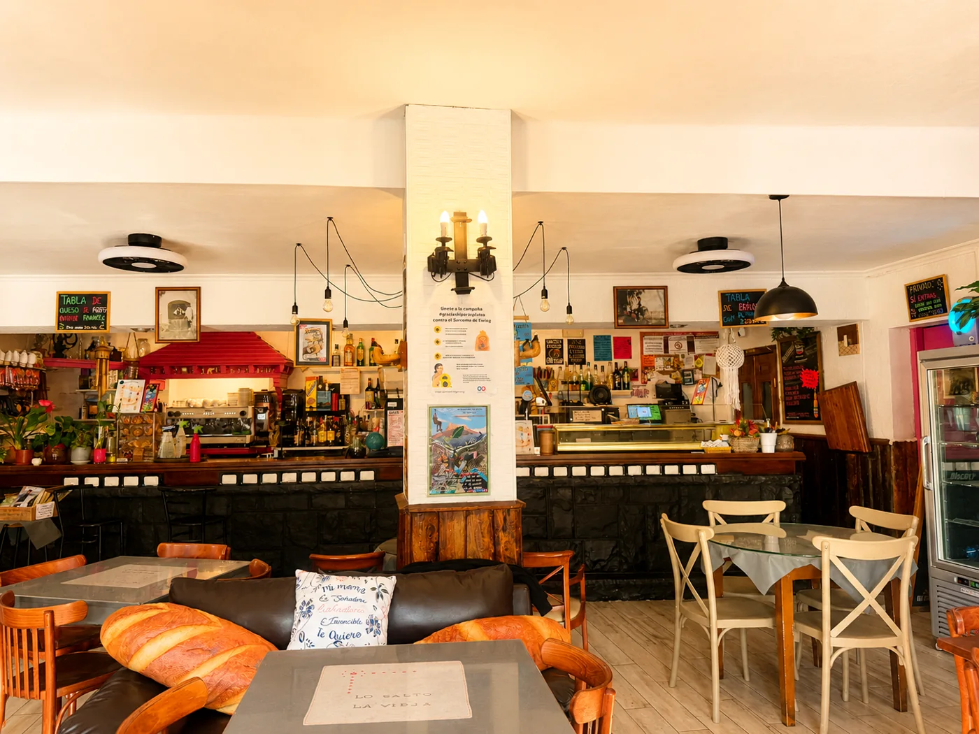 Comedor de Lo Salto La Vieja con mesas puestas y la barra al fondo