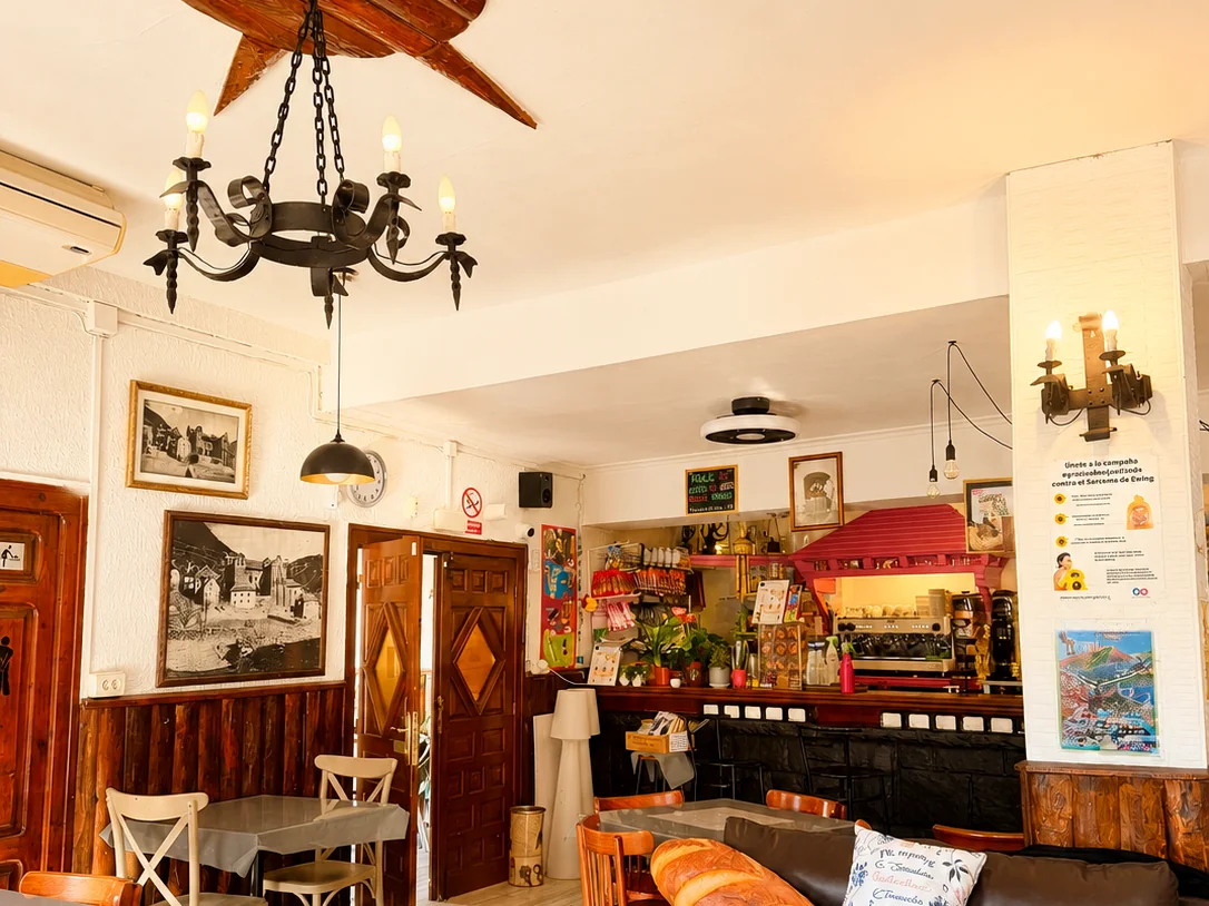 Sala de Lo Salto La Vieja con la lámpara de forja y la barra al fondo