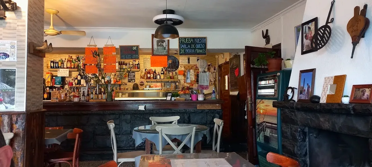 Interior del bar de Lo Salto La Vieja, con la barra