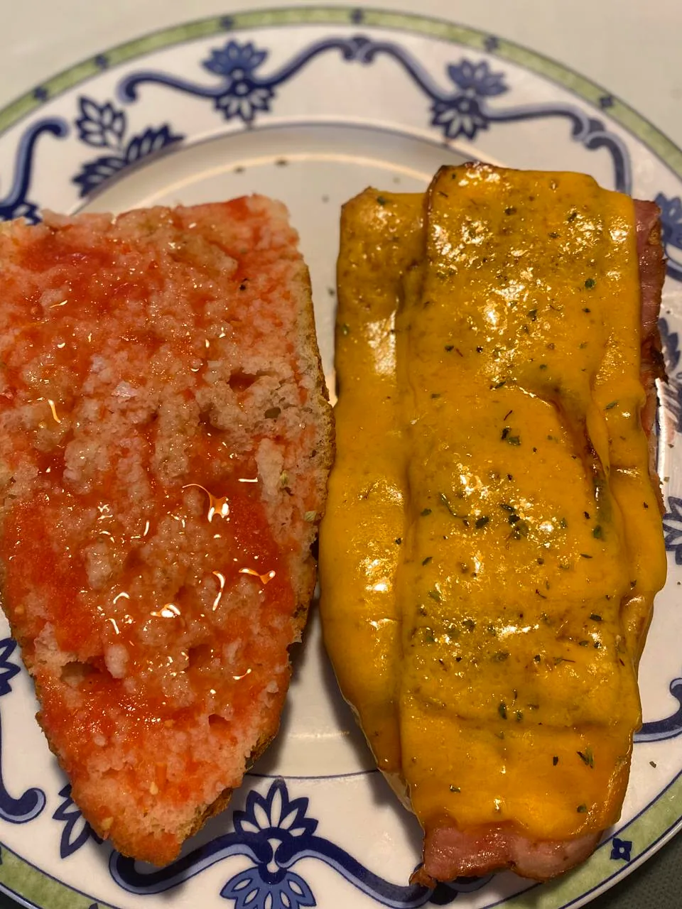Pan con tomate y queso fundido