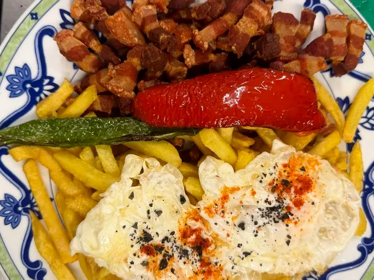 Plato combinado casero con huevo, carne y patatas