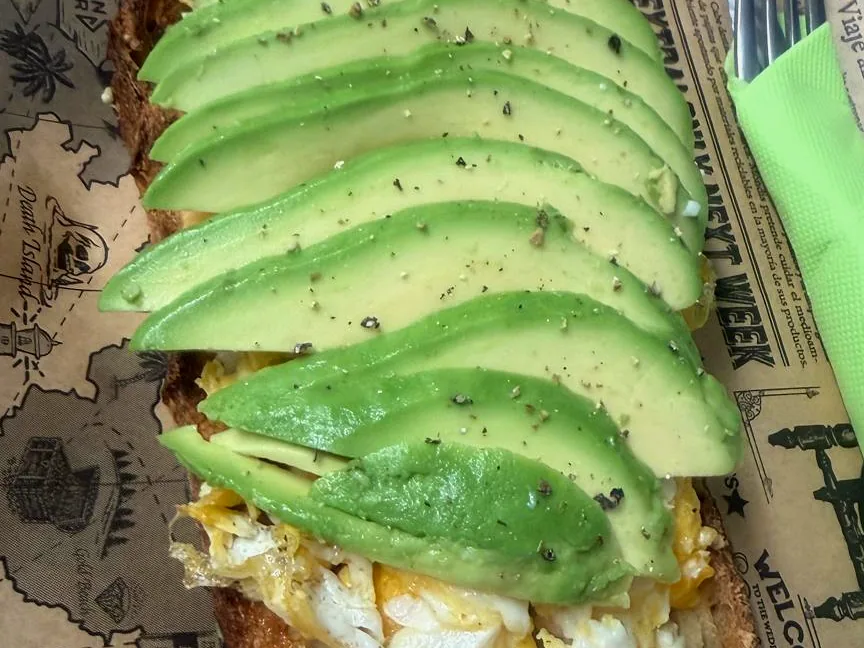 Tostada de aguacate con huevo